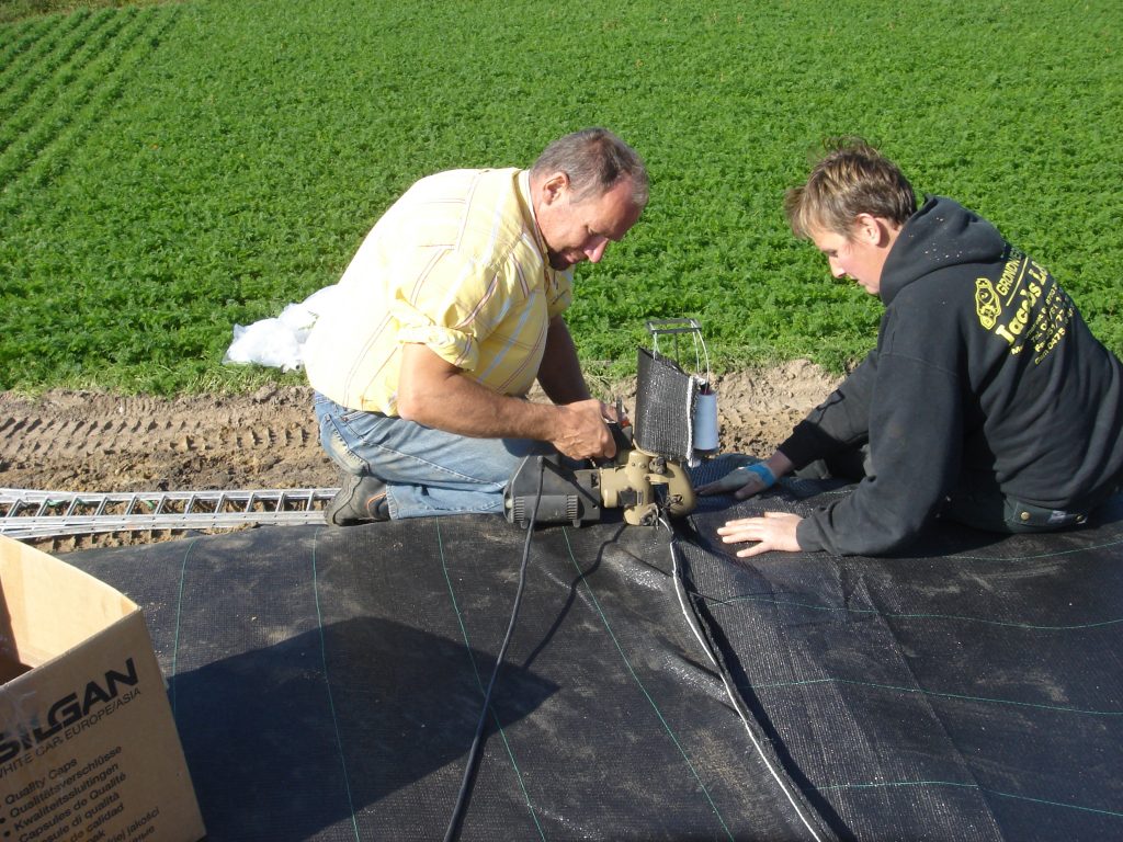 Reparatie aan een mestopslag